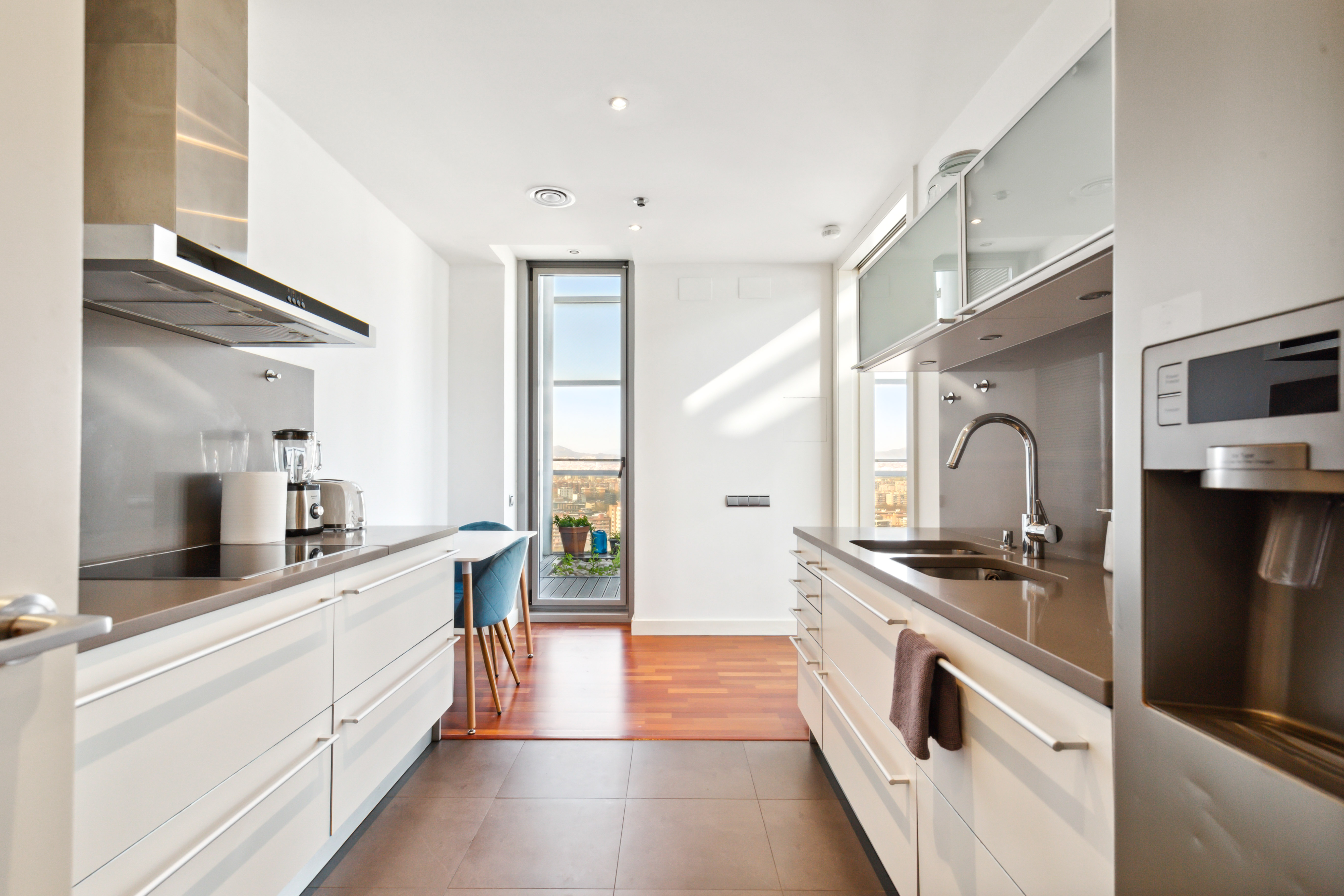 Kitchen & Dining